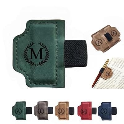 [MOTEERLLU] MOTEERLLU Custom Bygonemark Personalized Magnetic Leather Pen Holder Bookmark with Initial for Reading Women, Men, Teacher, Book Lovers Gifts & Accessories(Green,M)